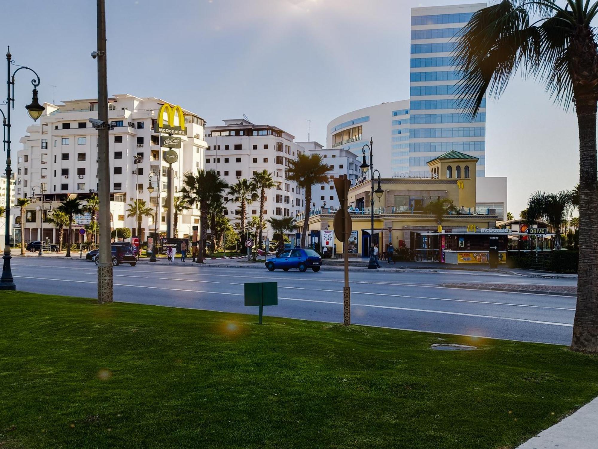 Amazing Appartement Au Centre Ville En Face Hilton & Gare Train De Tgv De Tanger 2N Exterior photo