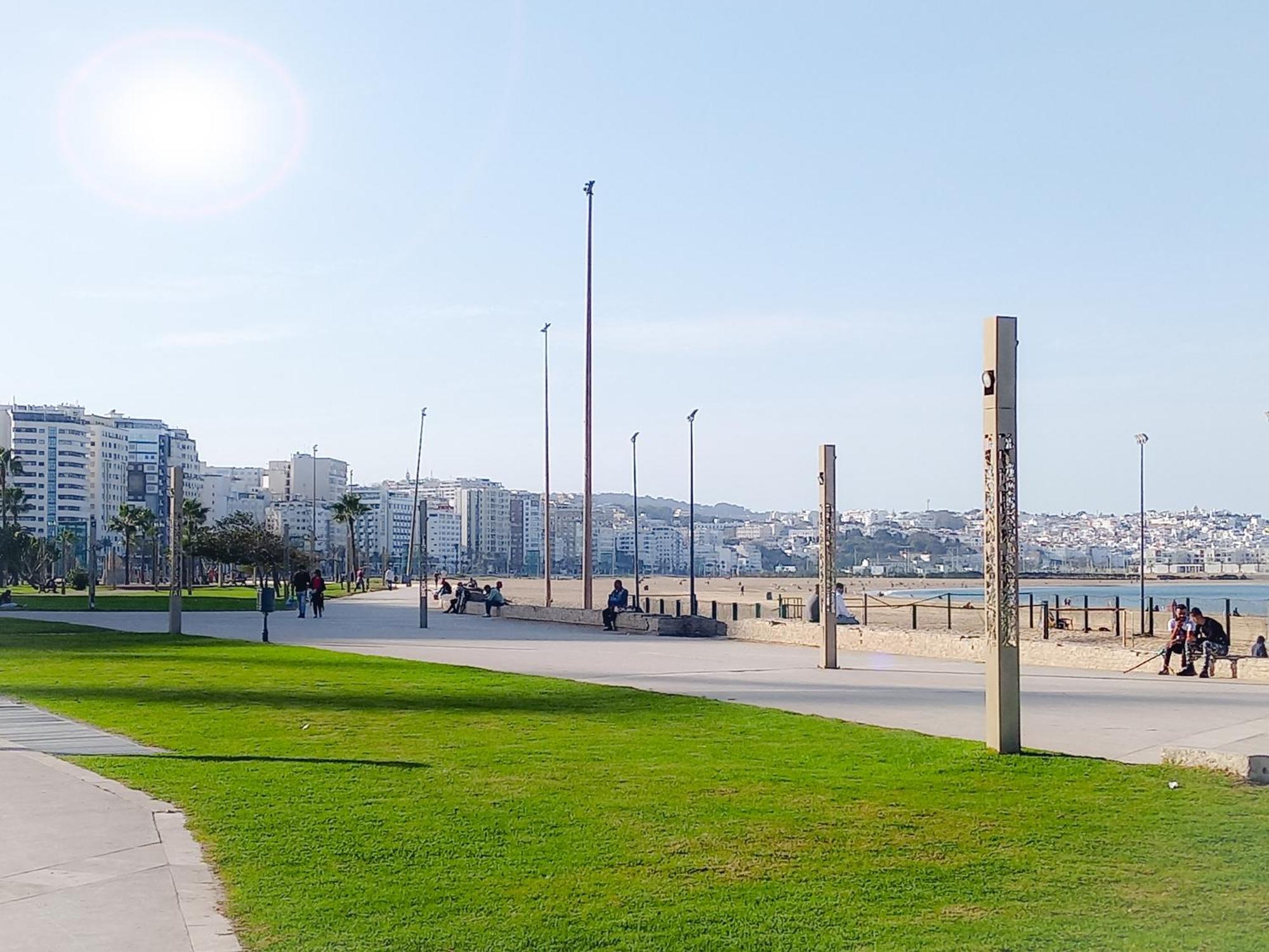 Amazing Appartement Au Centre Ville En Face Hilton & Gare Train De Tgv De Tanger 2N Exterior photo