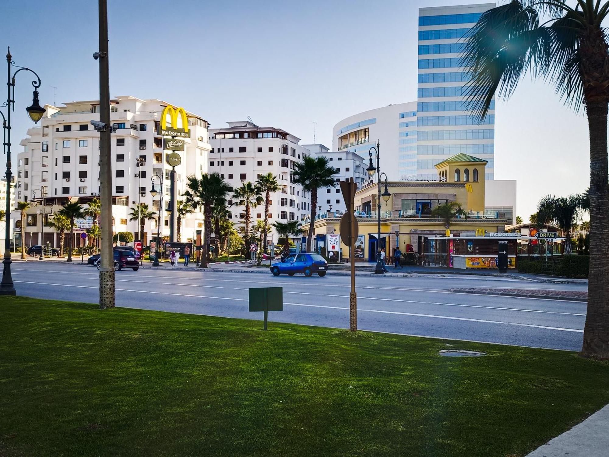 Amazing Appartement Au Centre Ville En Face Hilton & Gare Train De Tgv De Tanger 2N Exterior photo